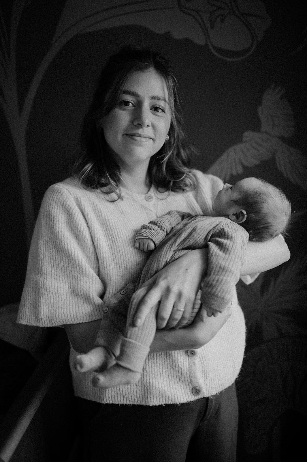 Nancy van Nansee Photography met een baby in haar armen