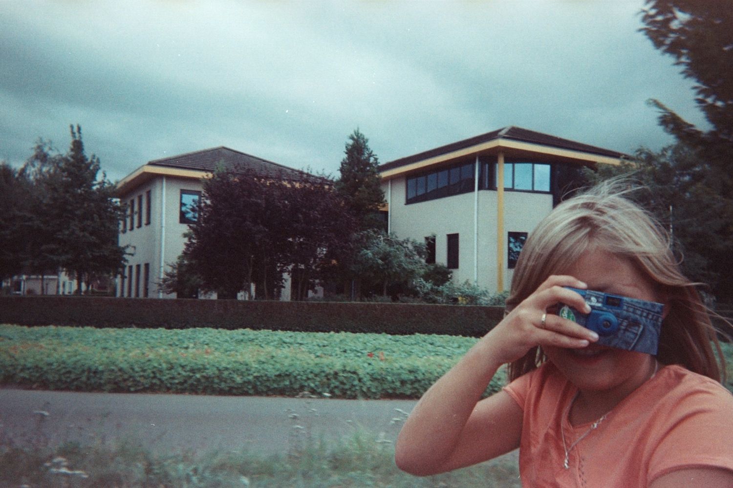 Foto van Nancy met een camera toen ze jong was