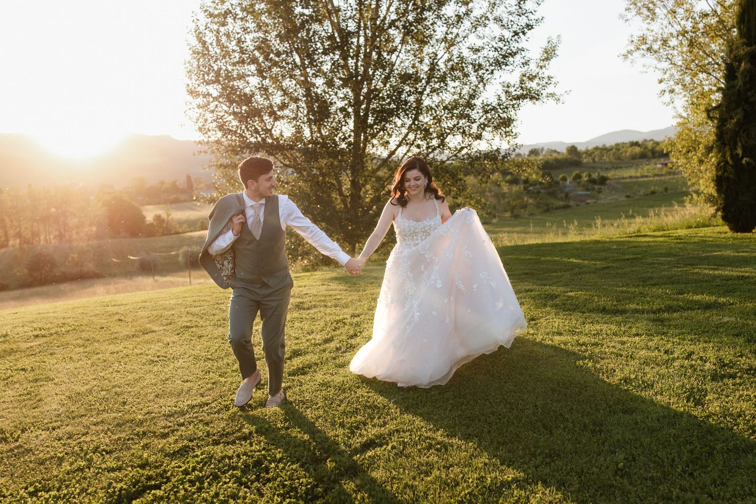 Bruidspaar in Italië tijden destination wedding. Fotoshoot tijdens golden hour.