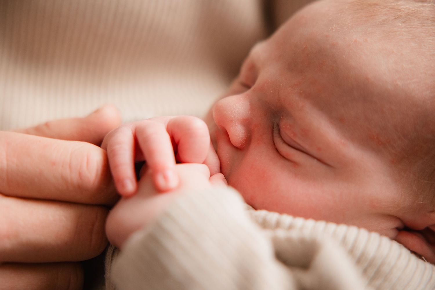 Newborn foto in Almere door Nansee Photography