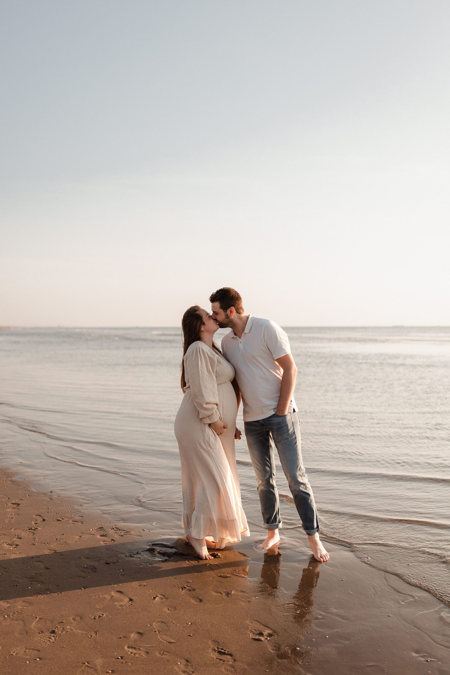 Zwangerschapsshoot aan zee in Noordwijk