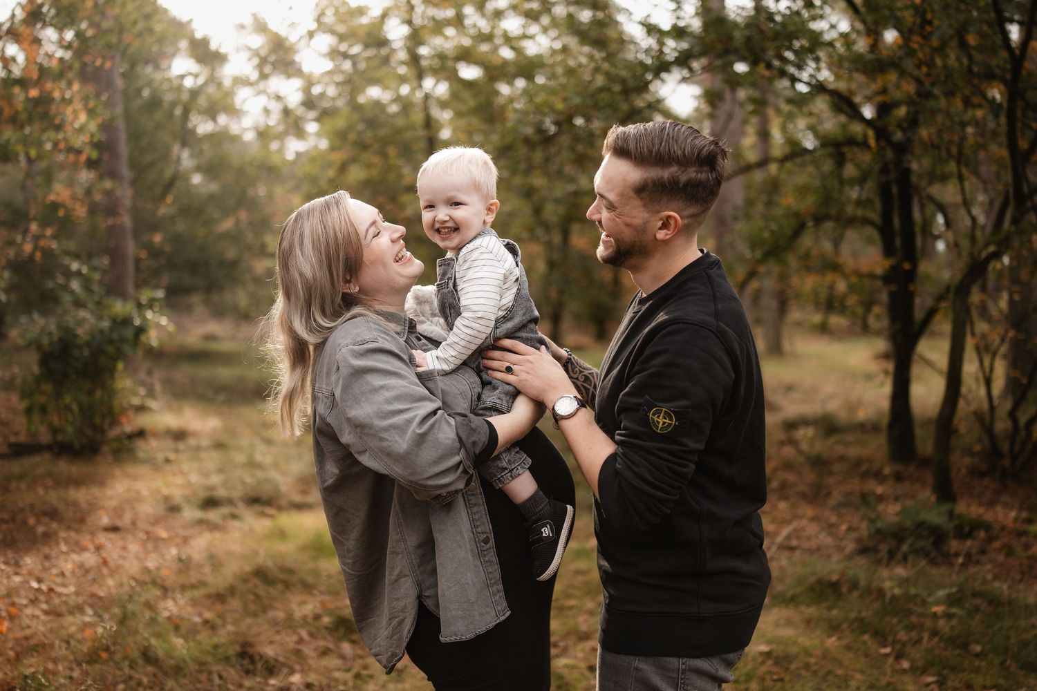 Foto van een jong gezin bij het bos bij Beekhuizerzand