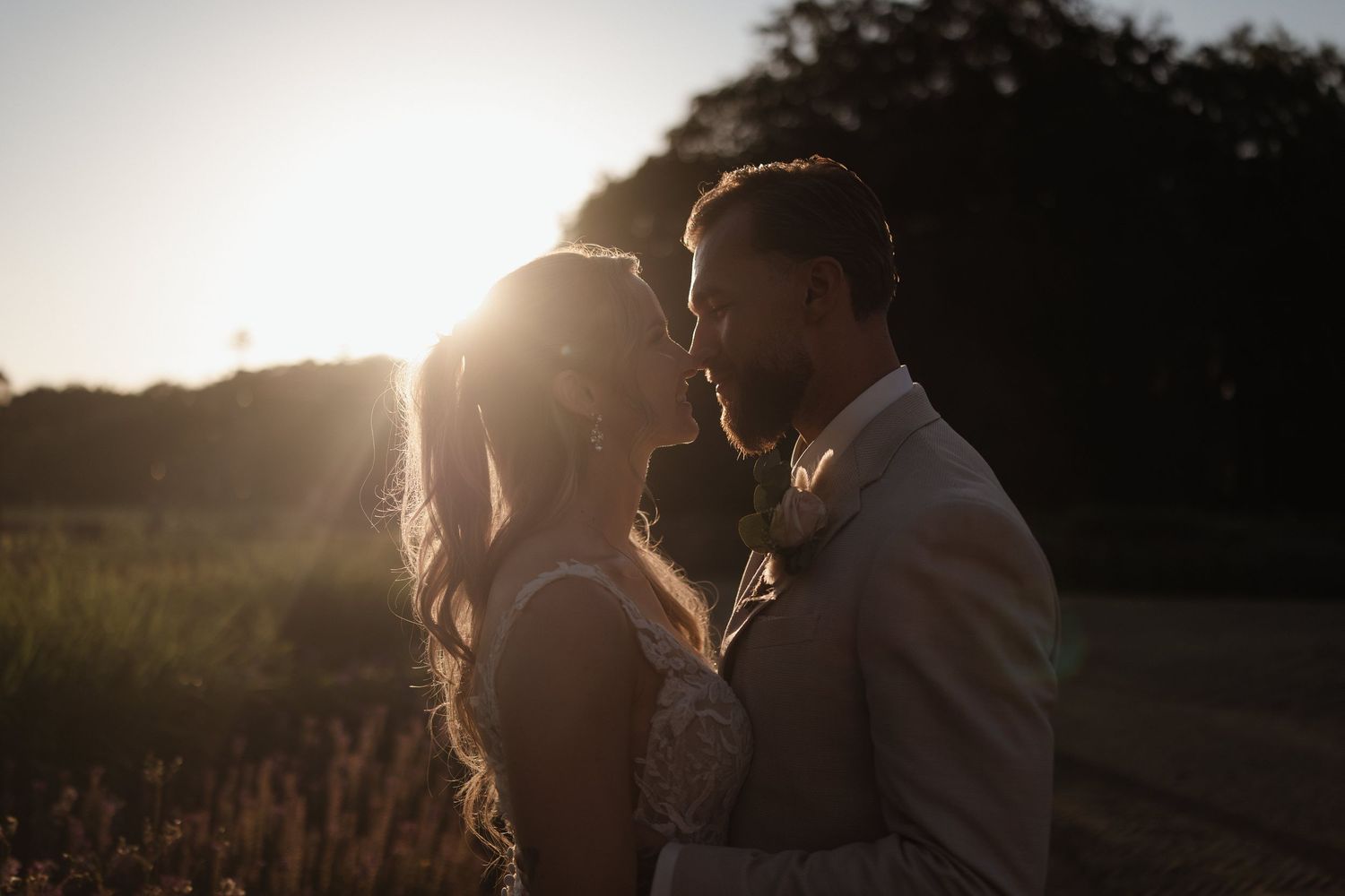 Bruidspaar tijdens golden hour shoot bij Huis de Voorst