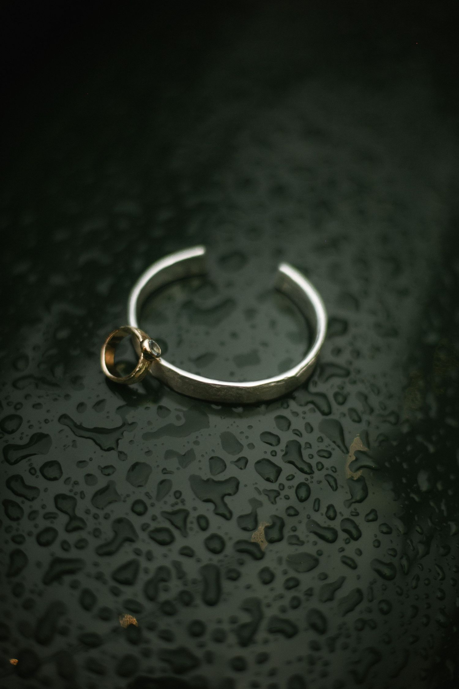 Detailshot van trouwringen op een bruiloft