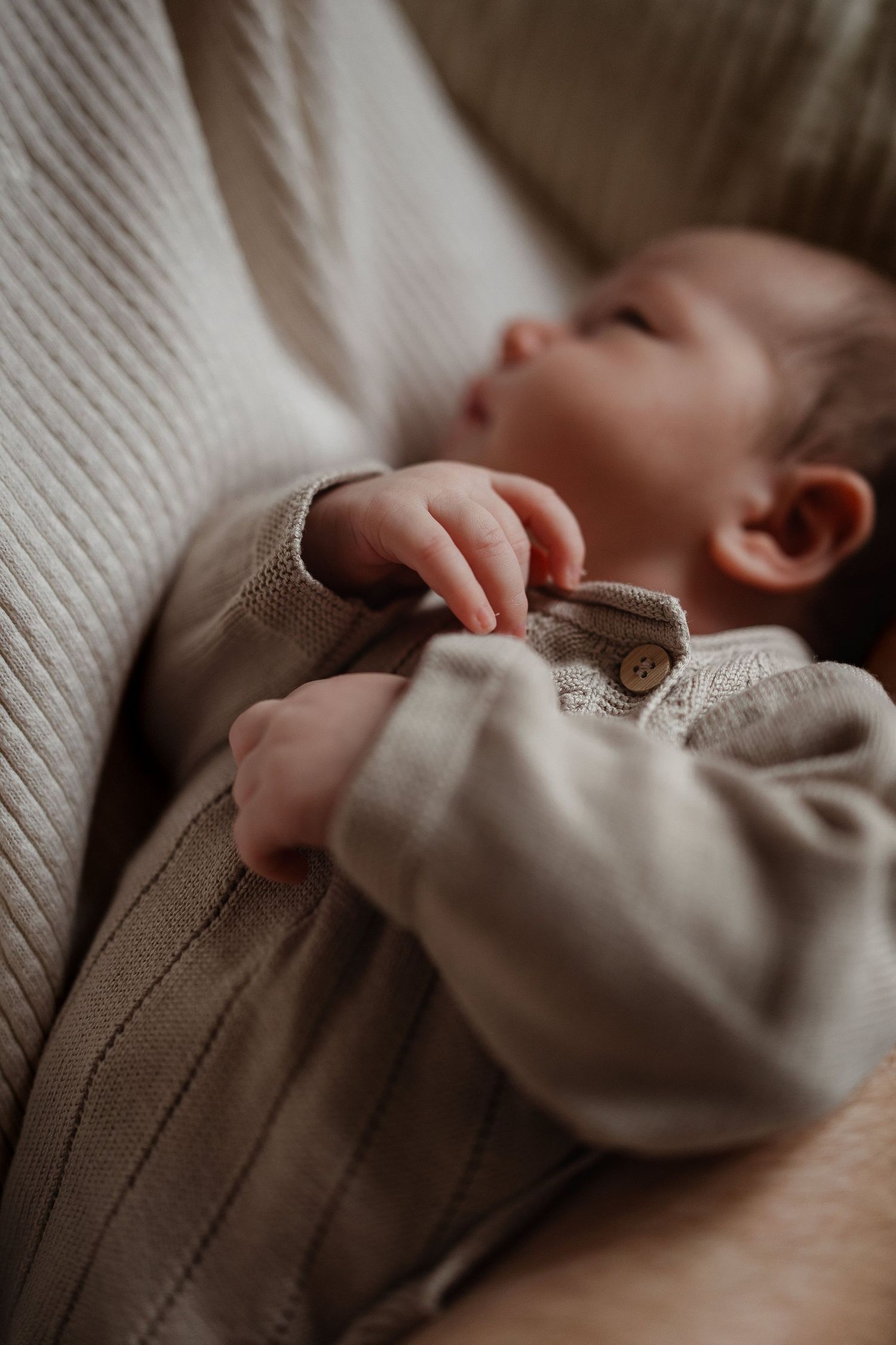 Baby ligt ontspannen tijdens een newbornshoot aan huis