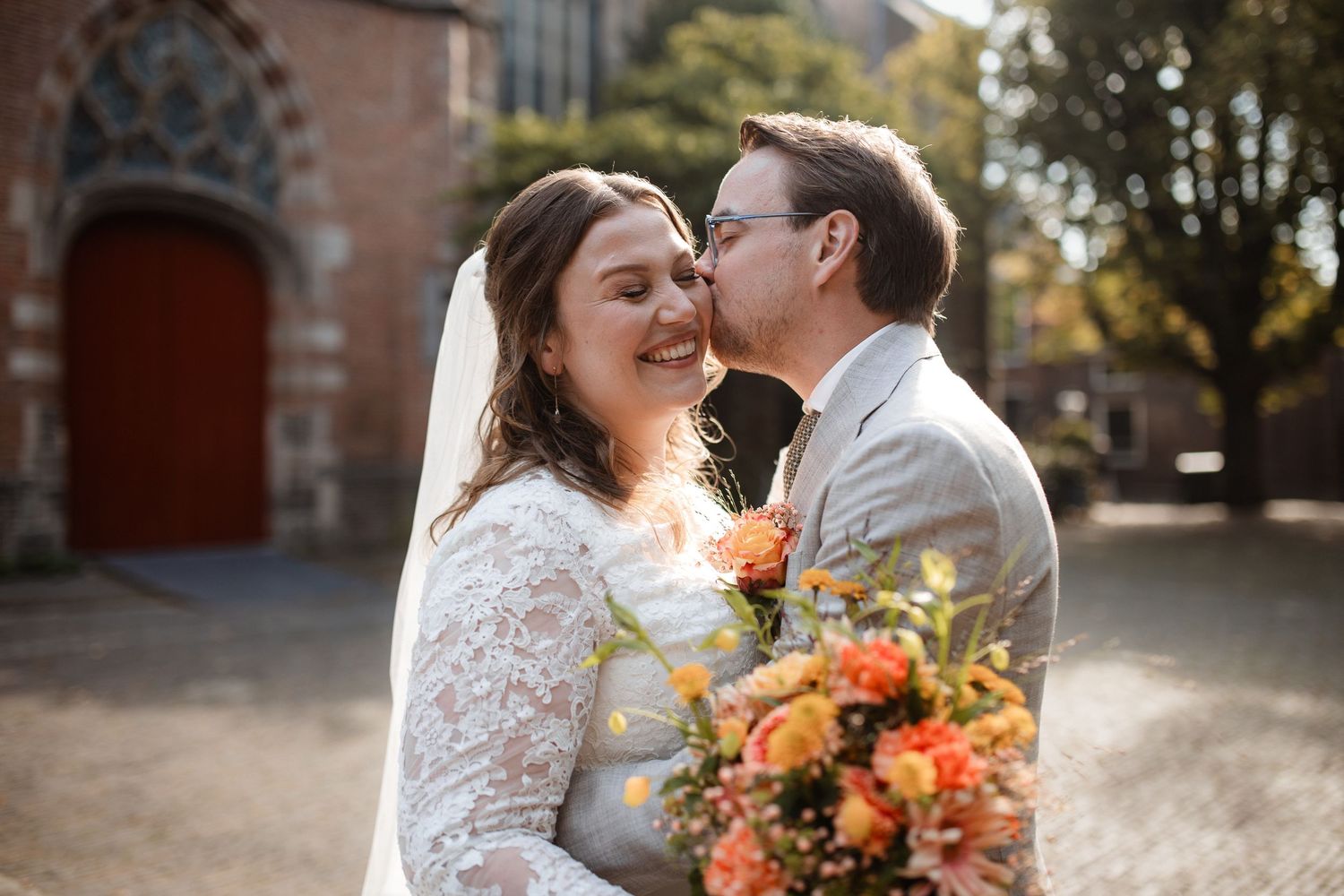 Fotoshoot van trouwdag in het centrum van Leiden