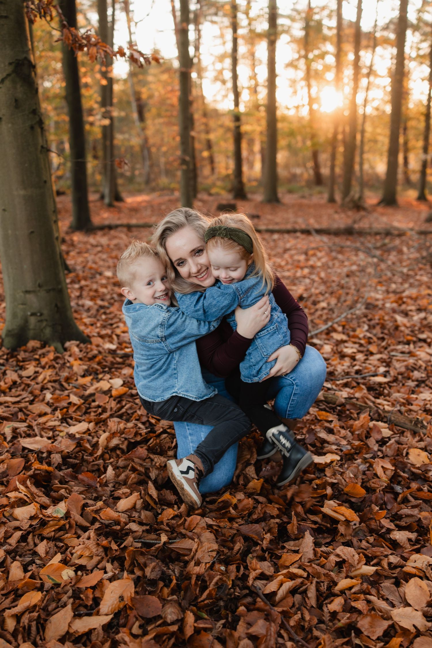 Foto van een gezin in de herfst in Harderwijk, gemaakt door Nansee Photography