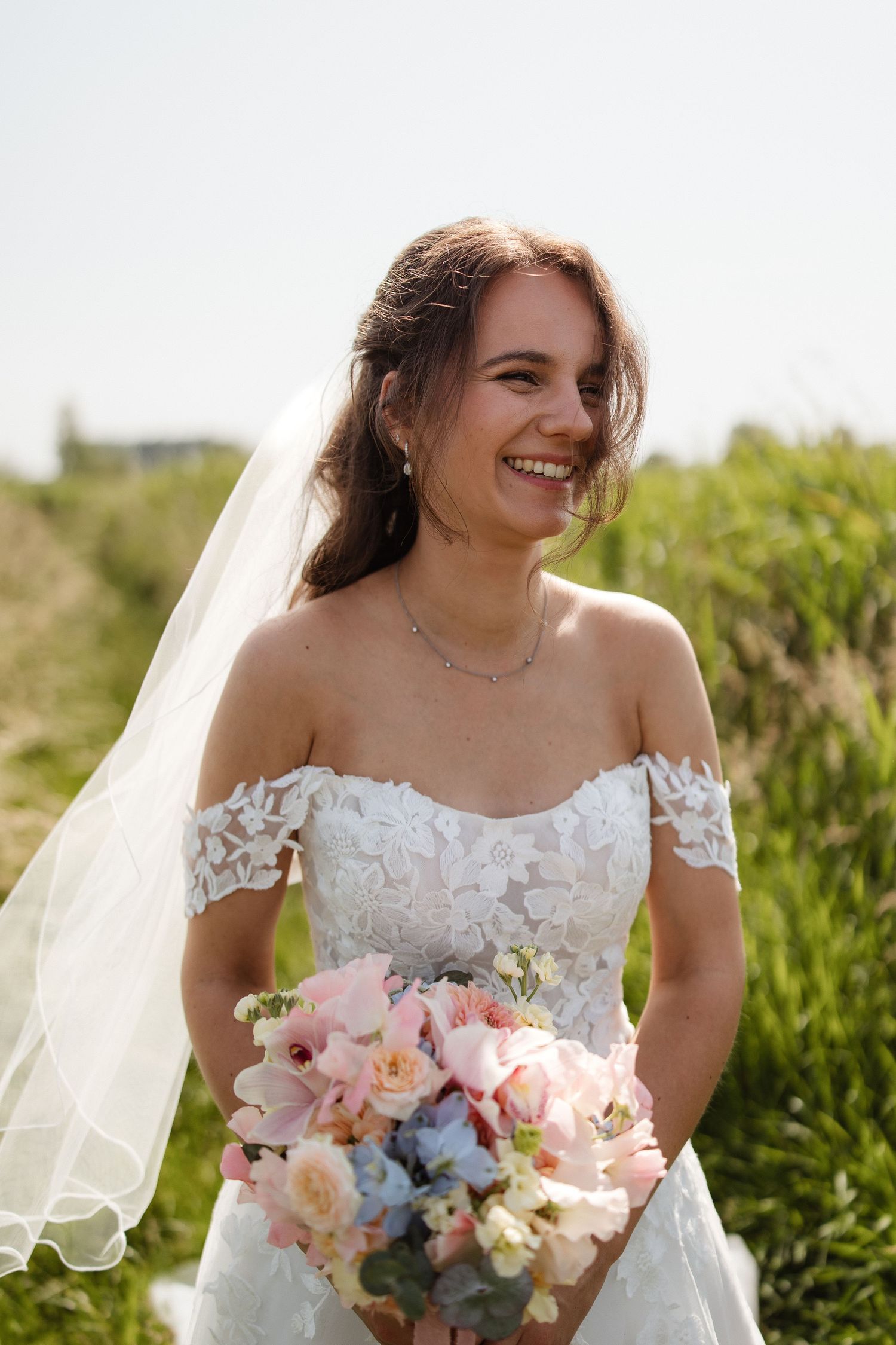 Portretfoto van een bruid tijdens haar bruiloft.