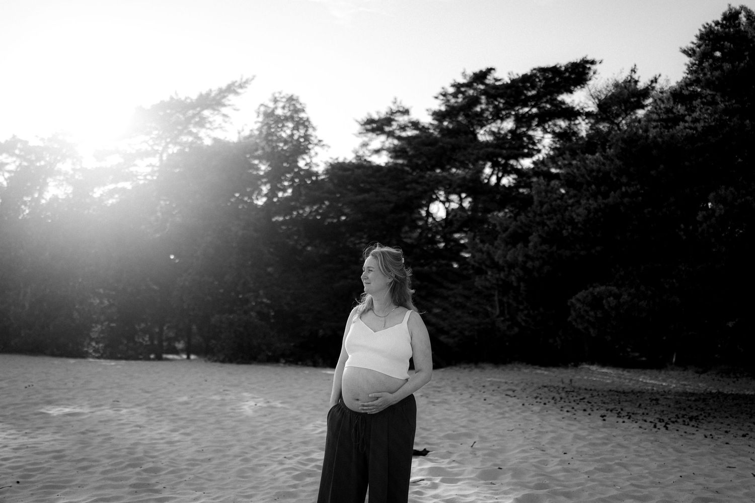 Portret van zwangere vrouw op het beekhuizerzand in Harderwijk