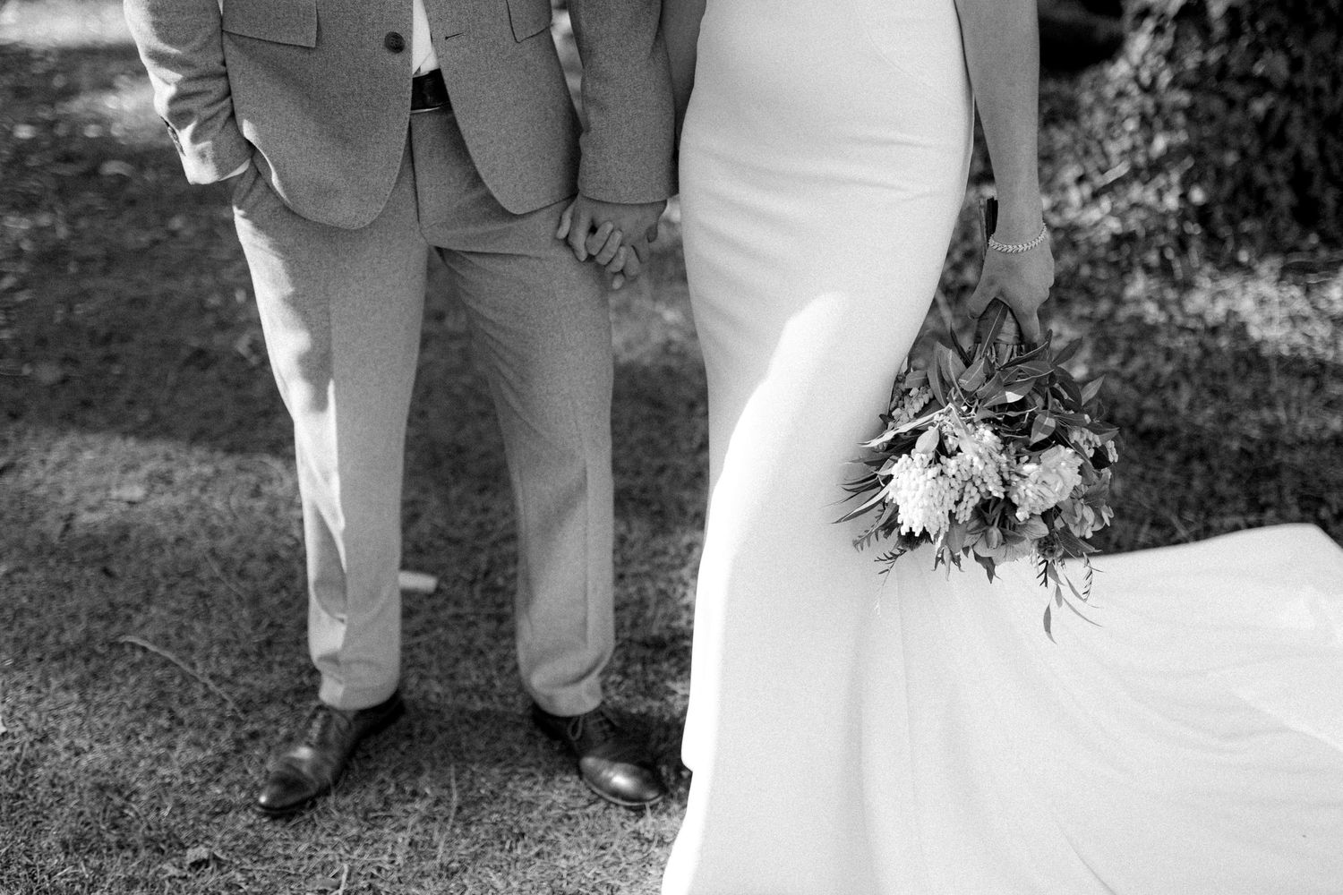Zwart wit en detail foto van bruidspaar tijdens hun fotoshoot
