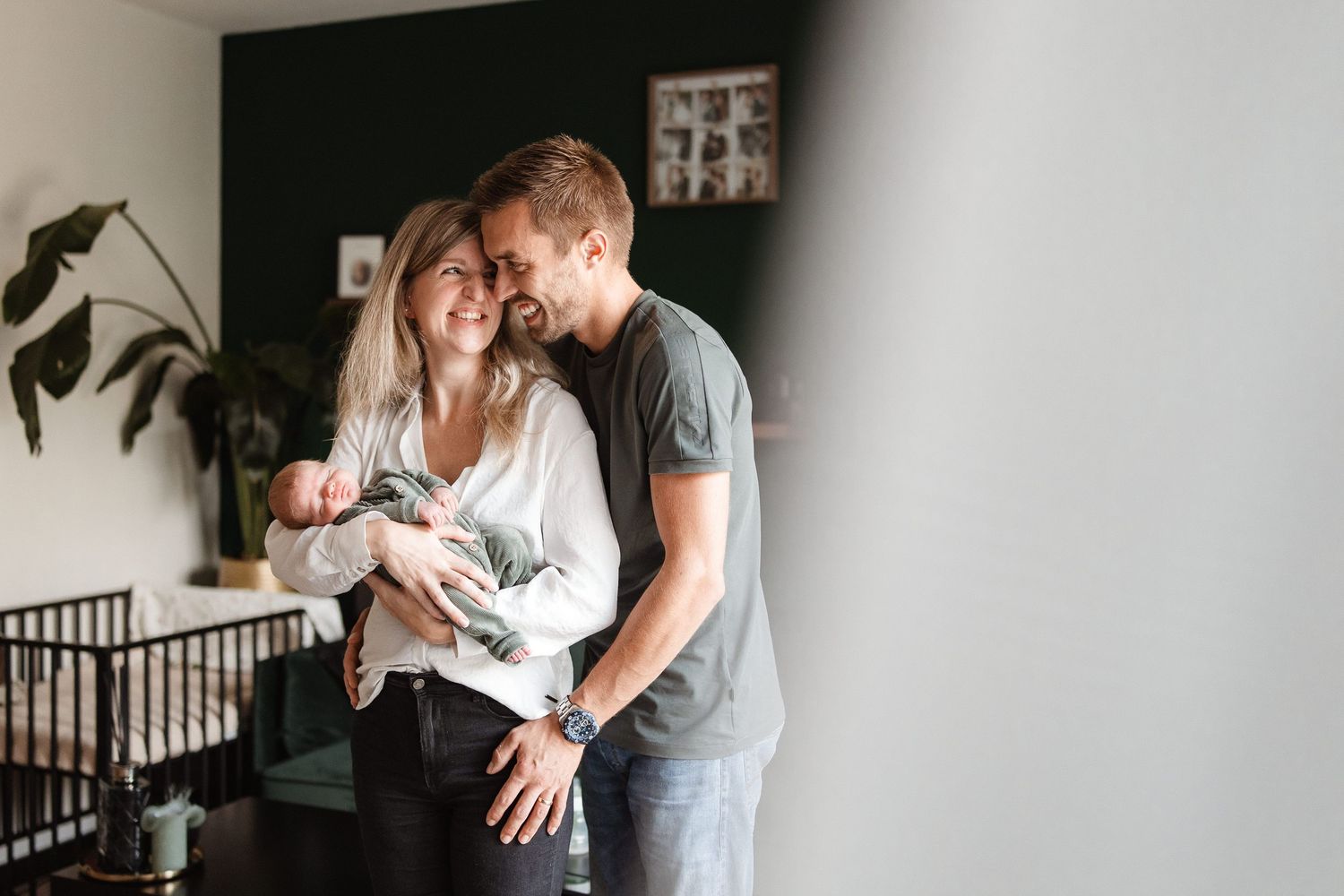 Foto van gezin dat lacht met baby in Armen