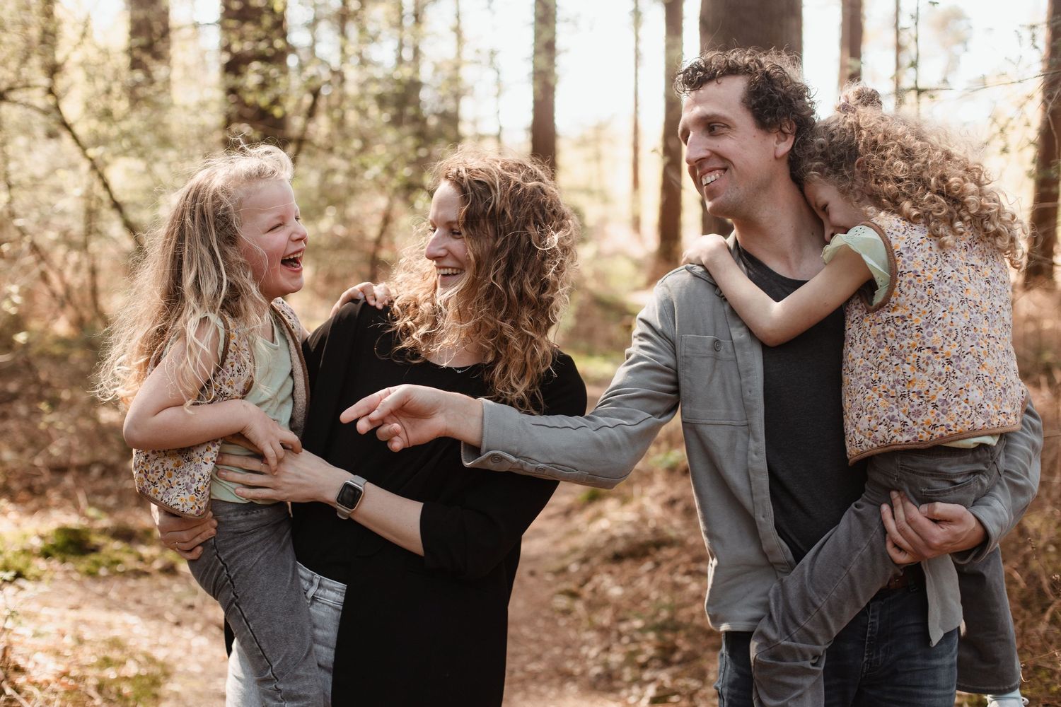 Fotoshoot in harderwijk van een jong gezin waarbij ze allemaal lachen