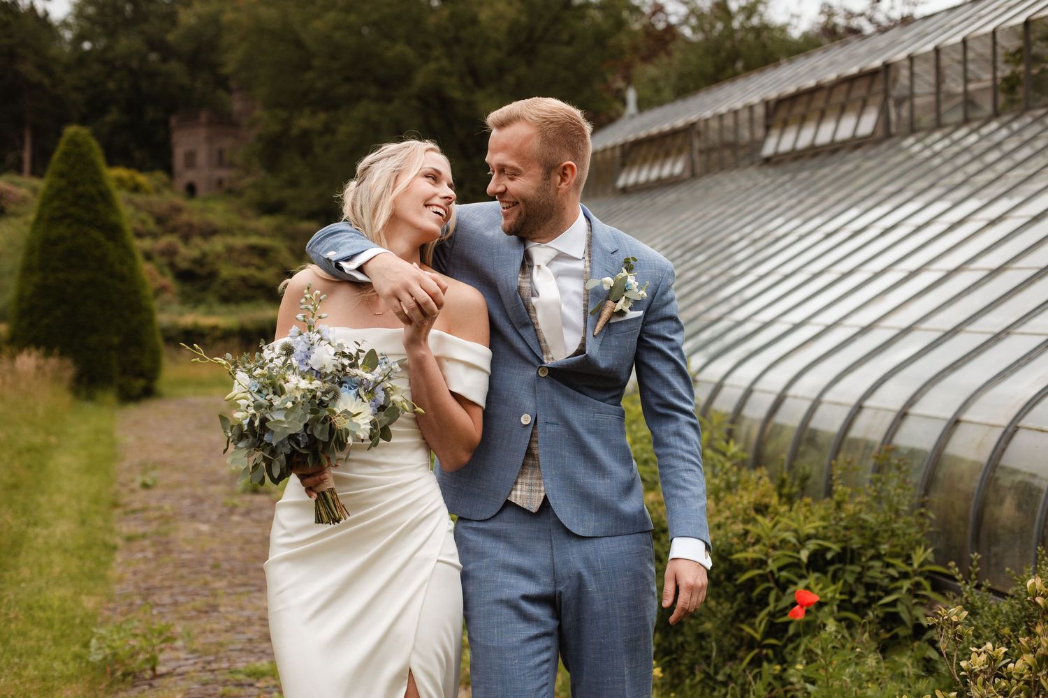 Een trouwfoto tijdens de fotoshoot bij Landgoed Groevenbeek in Putten.