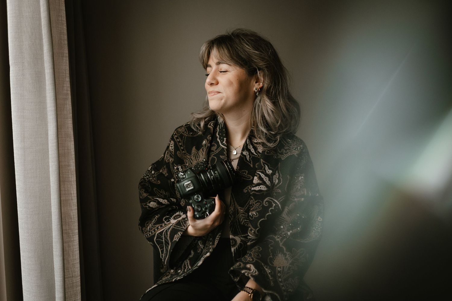 Portretfoto van Nansee Photography met camera in de hand
