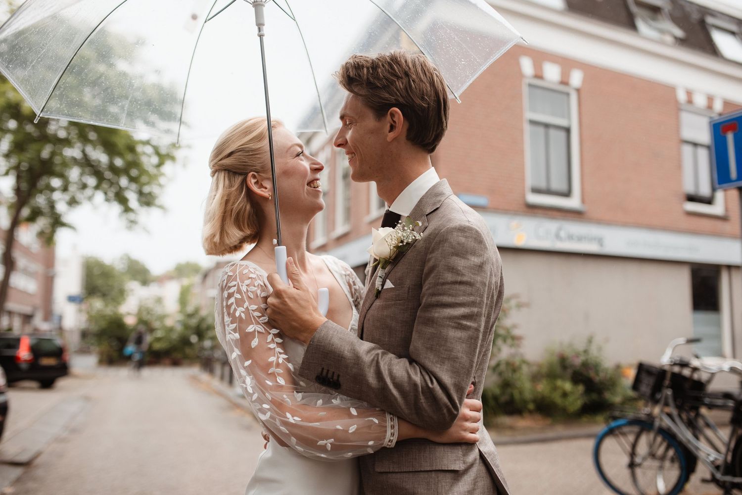 Bruidspaar in de regen met een paraplu: wat te doen met regen op je bruiloft?