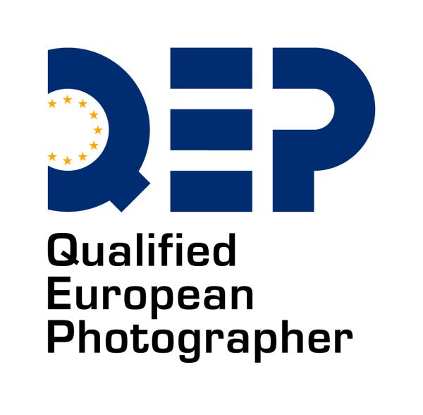 Professional photography qualification badges in blue with European certification text.