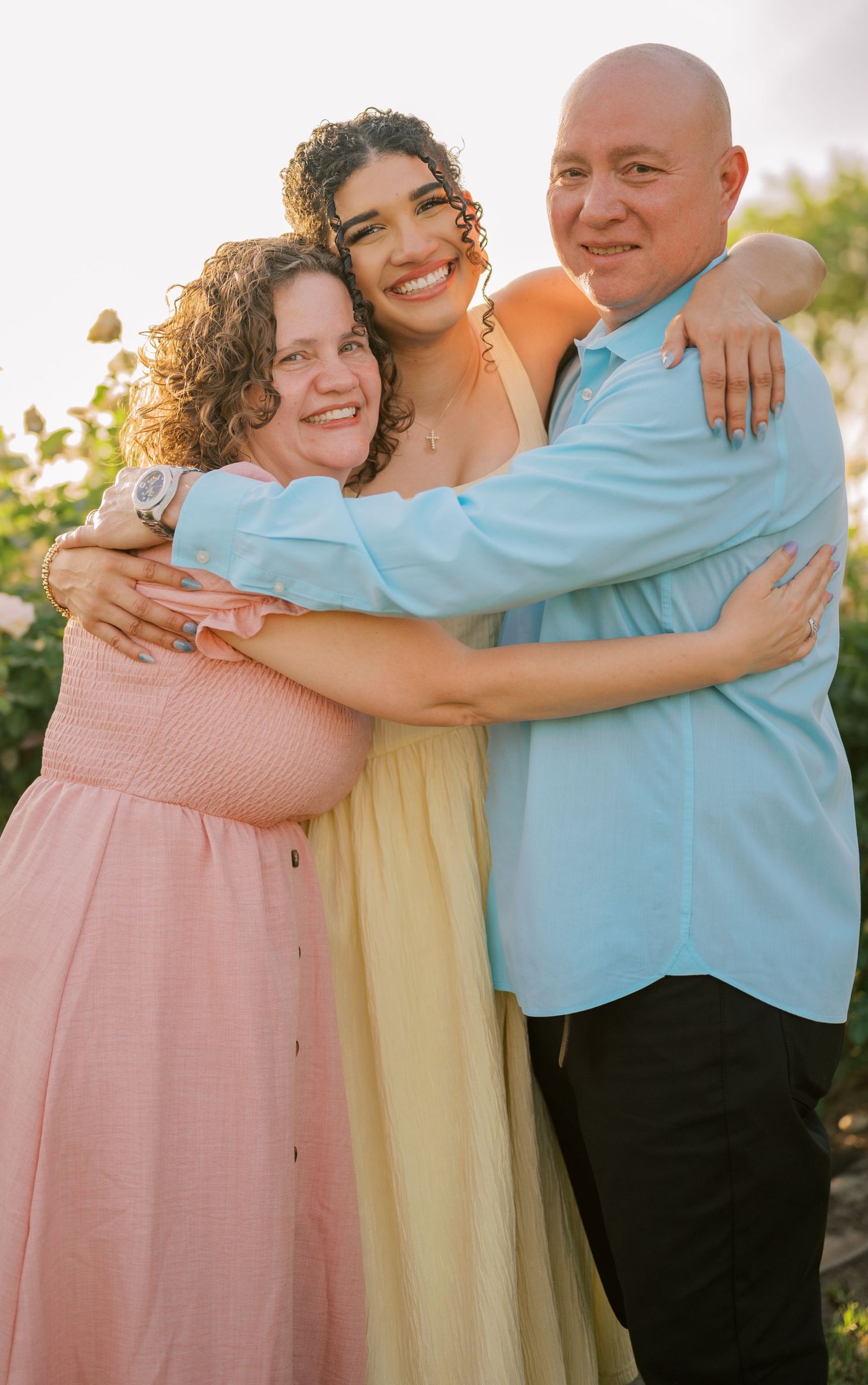 Extended family photos with vibrant roses and soft evening light