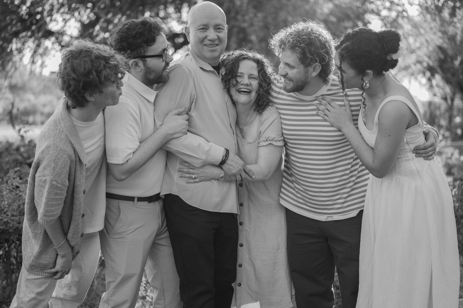 Extended family photos with vibrant roses and soft evening light