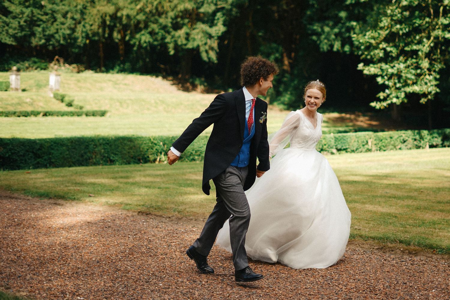 Silly couple's photoshoot at wedding