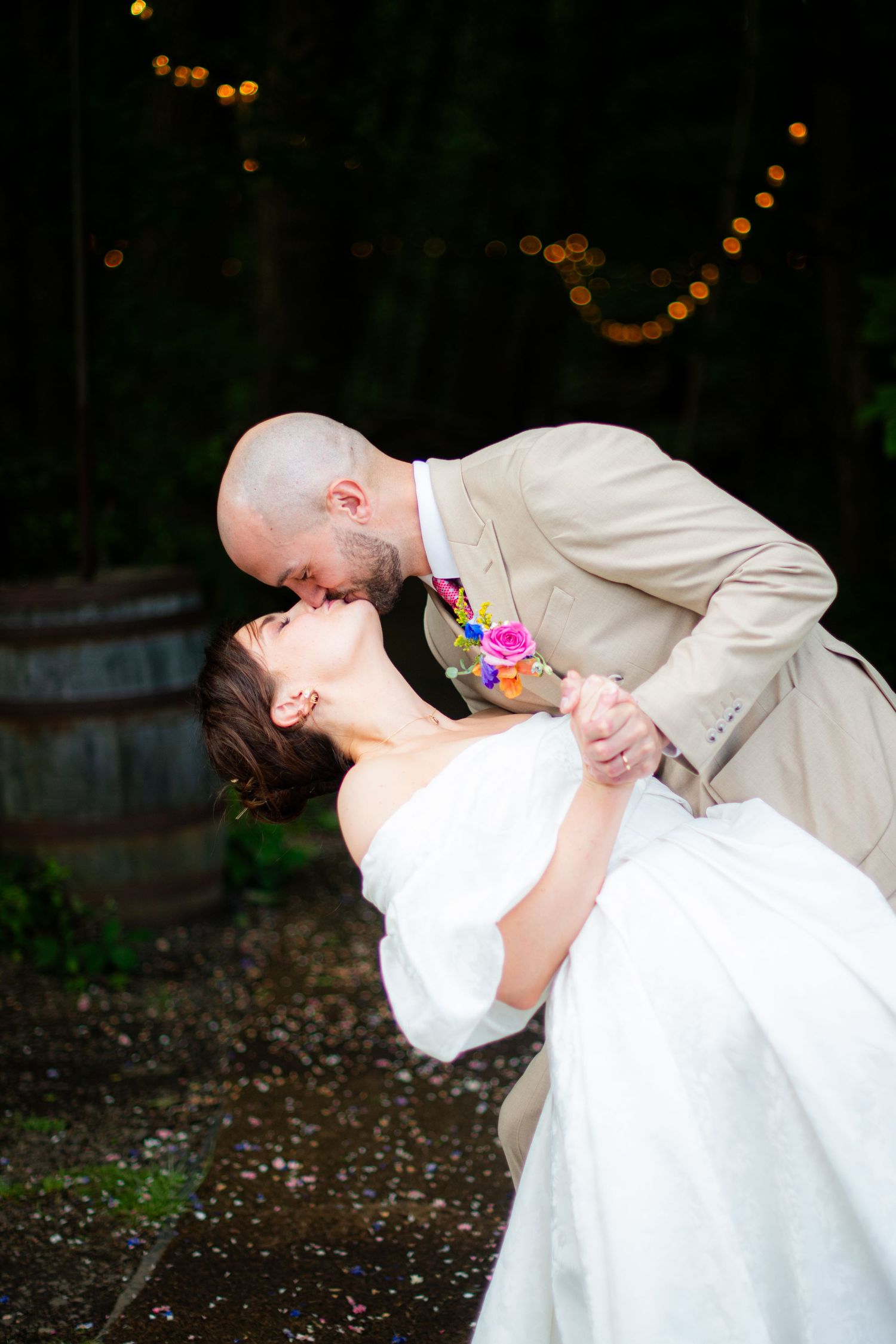 Portrait photo of the wedding couple kissing, it is sharp with high contrast and a blurry background.