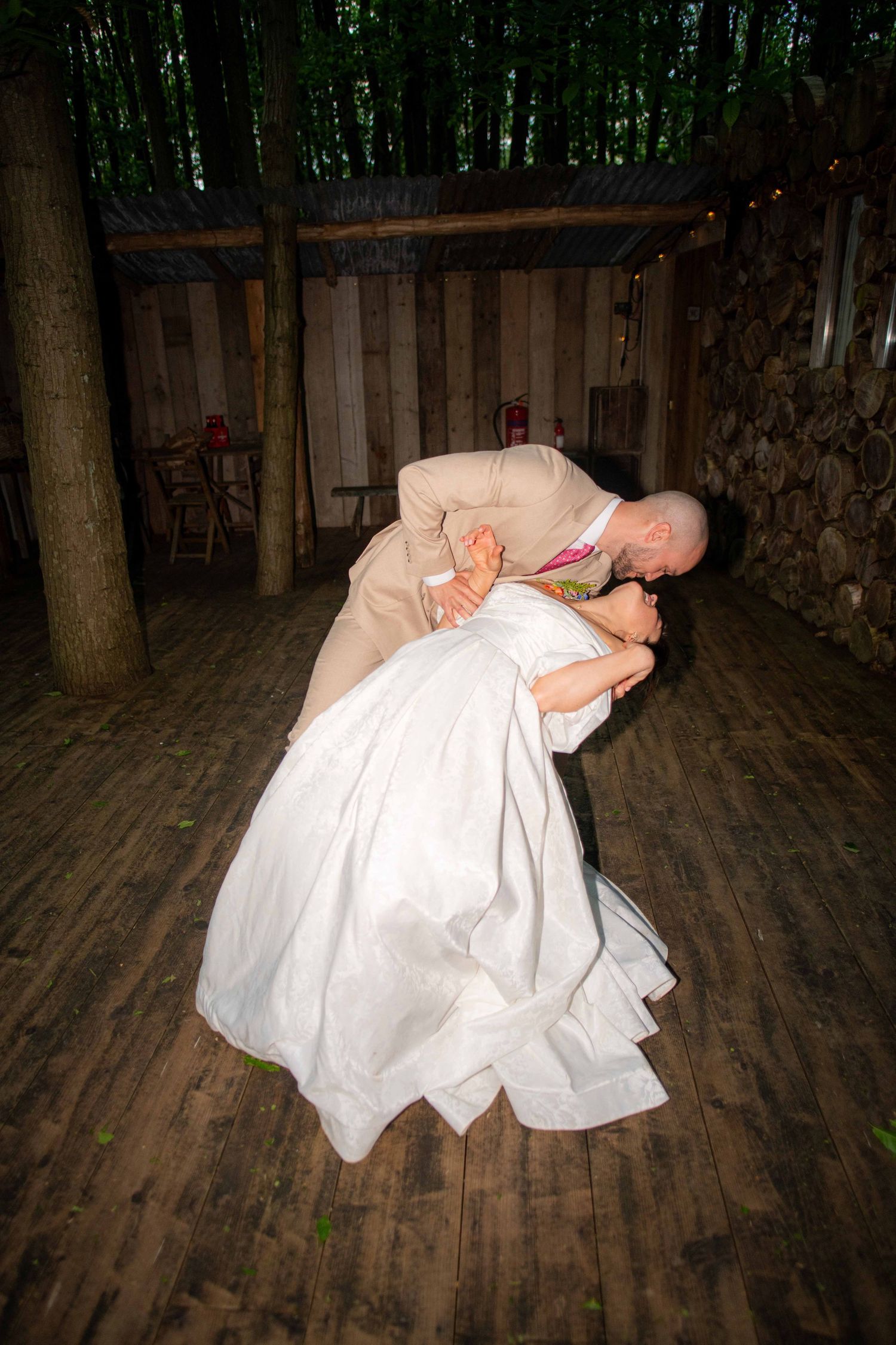 Portrait photo of the wedding couple kissing, it is sharp with high contrast and a blurry background, using a flash.