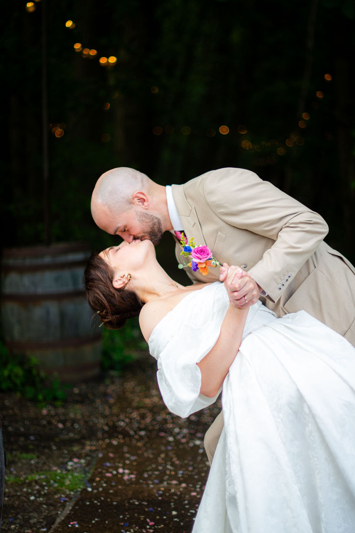 Portrait photo of the wedding couple kissing, it is sharp with high contrast and a blurry background.