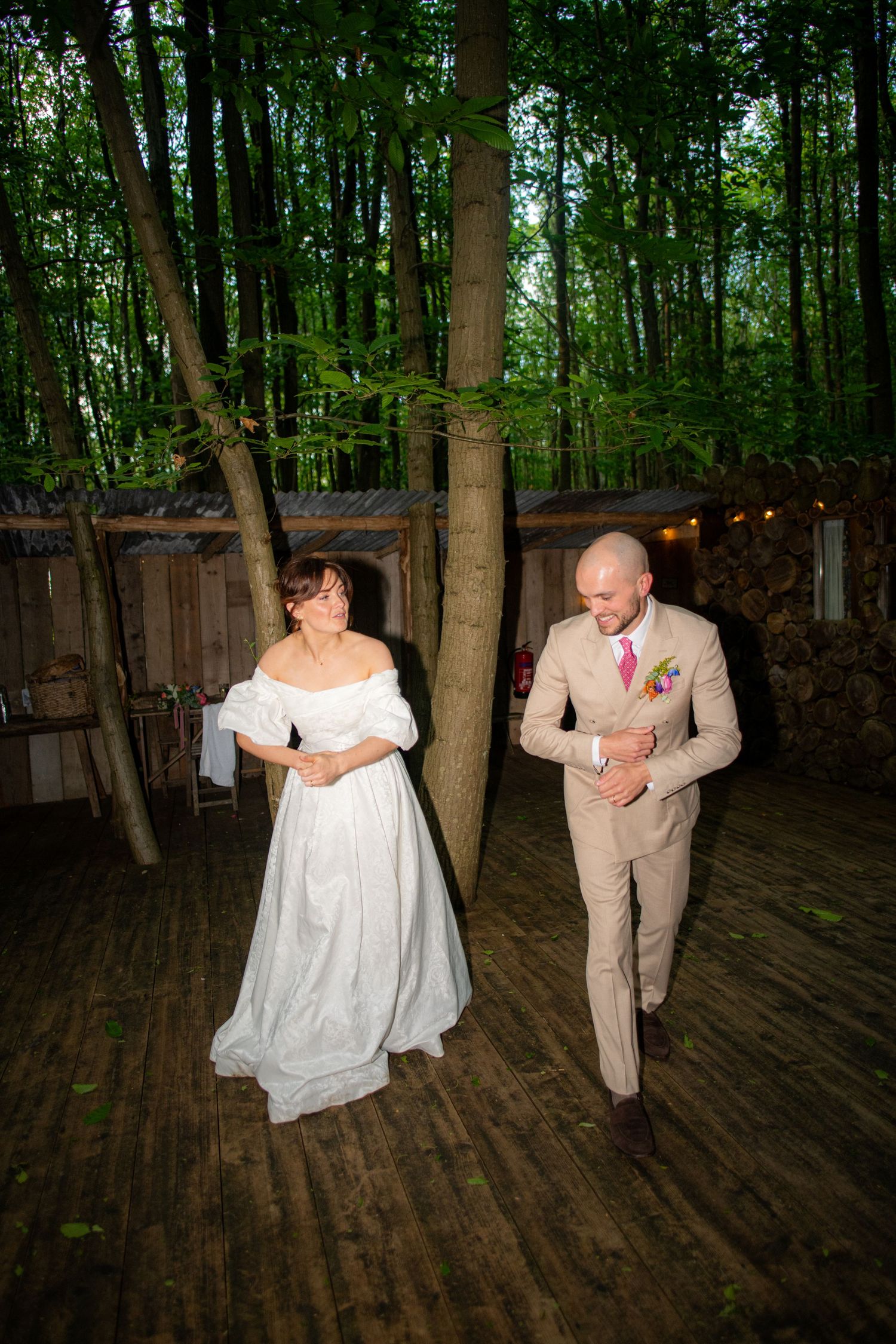 Portrait photo of the wedding couple dancing, it is sharp with high contrast and a blurry background.