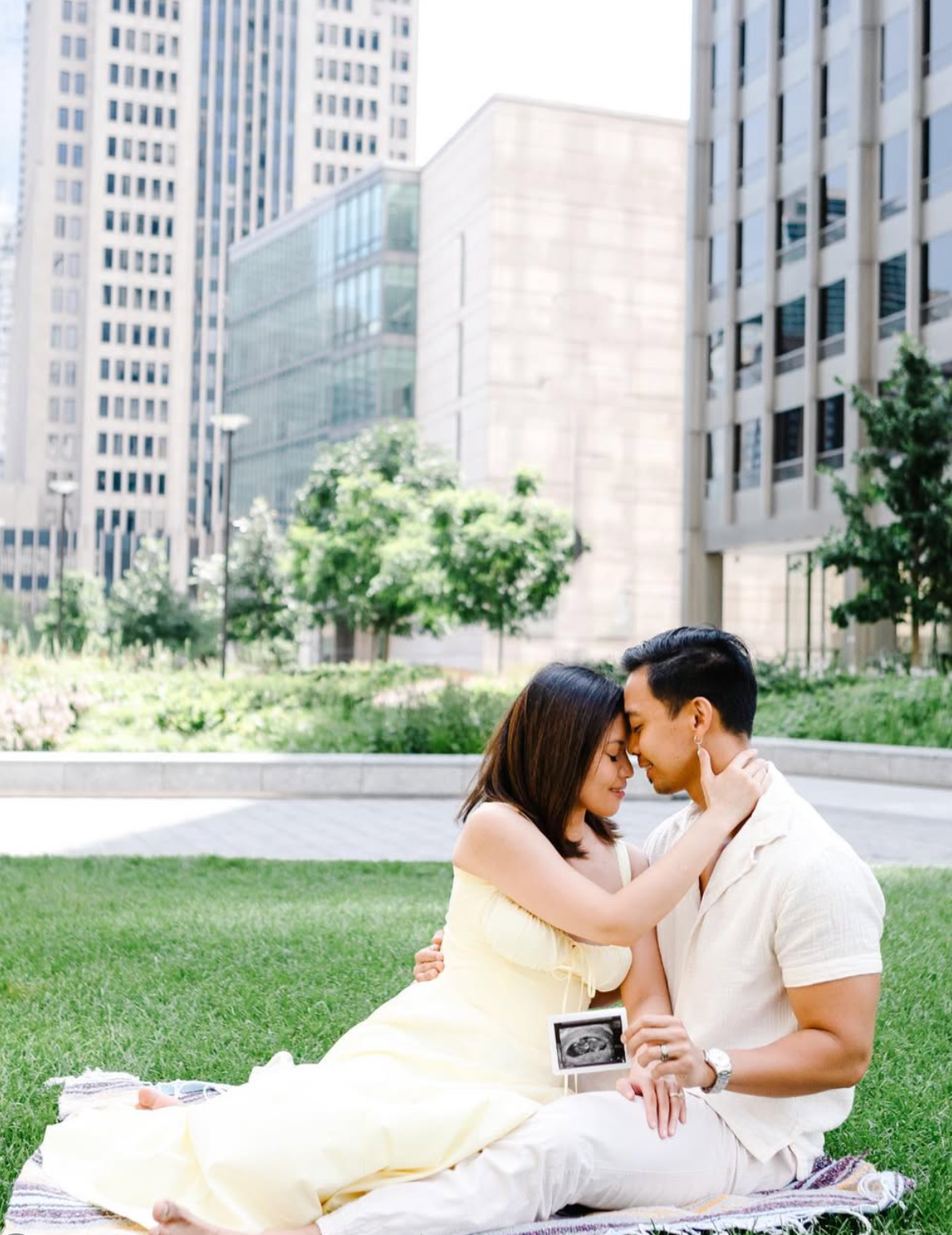 Chicago maternity photographer expecting mother