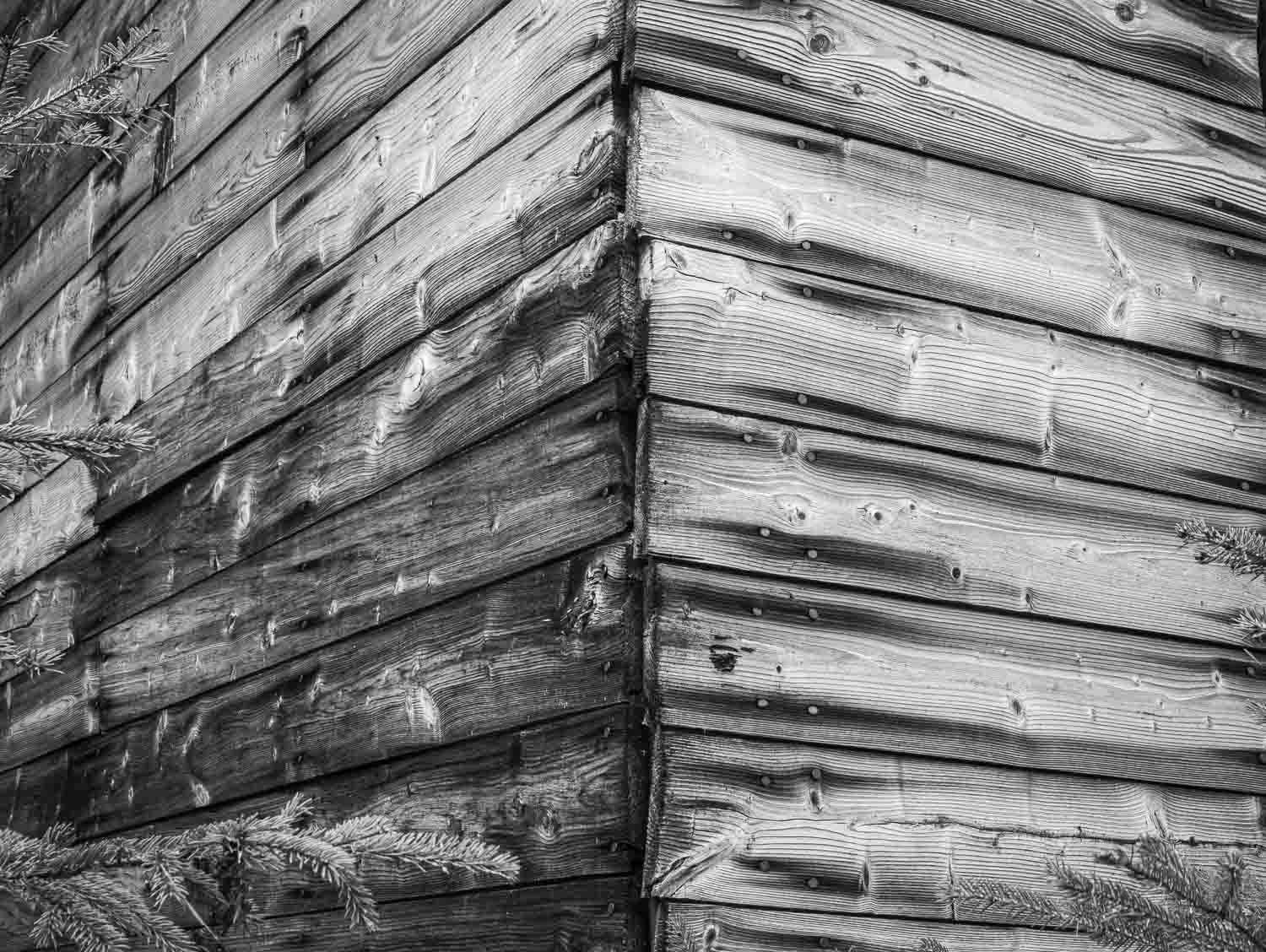 Mur de bois
Black and white photo of weathered wooden log cabin corner showing rustic aged timber construction.