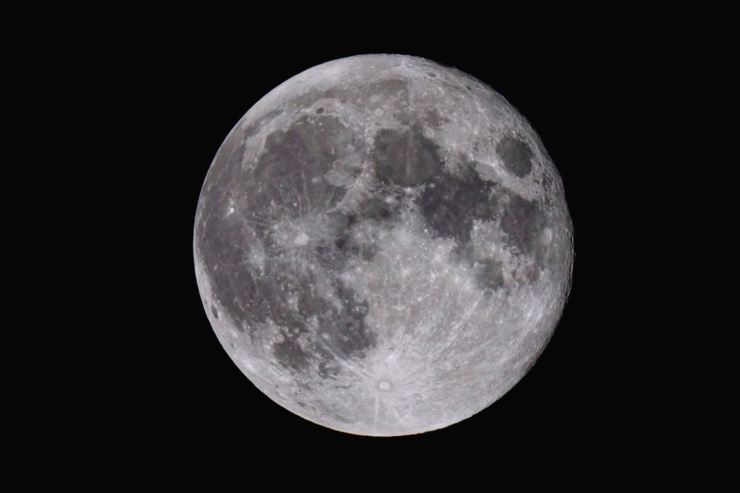 Pleine lune
A stunning full moon photographed against a dark night sky, showing detailed craters and lunar surface features.