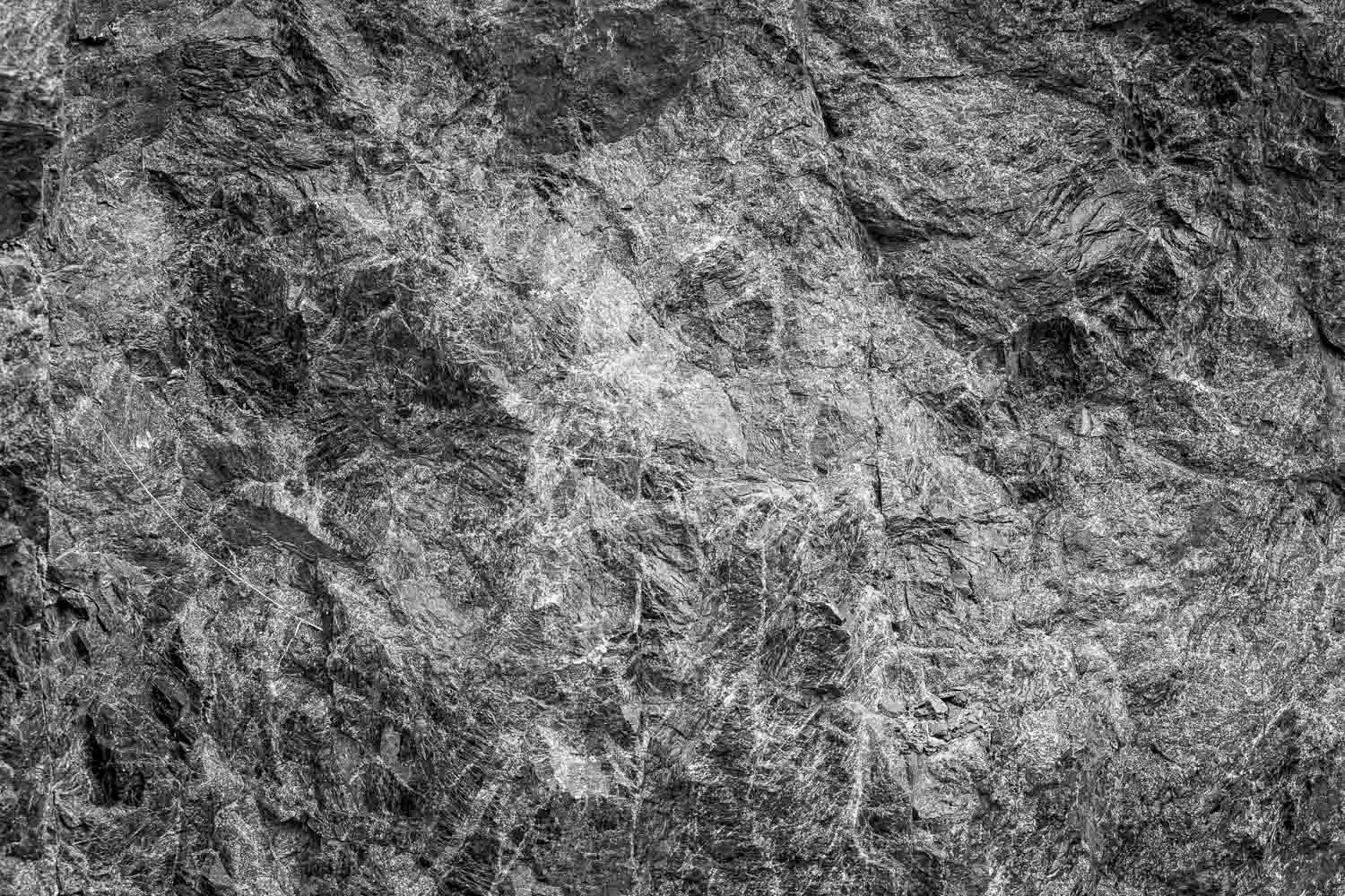 Rocher, détail
Black and white close-up of rough textured rock surface with natural cracks and jagged patterns.