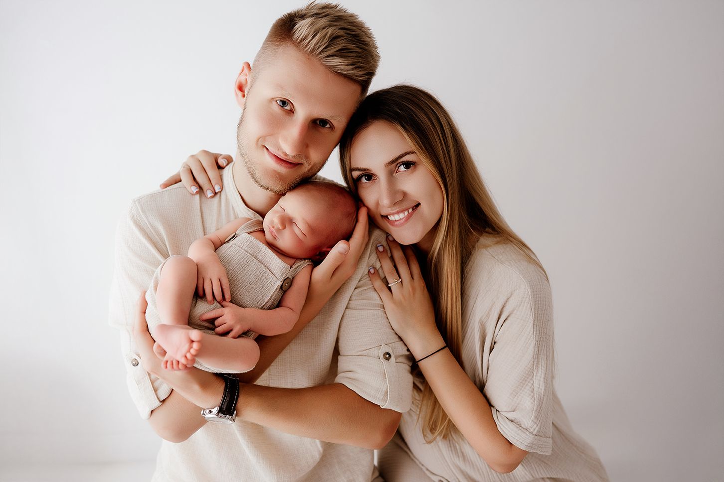 Sesja rodzinna, Zdjęcie rodzinne, Noworodek w minimalistycznym stylu – czyste ujęcie dziecka na jasnym tle w studio fotograficznym.