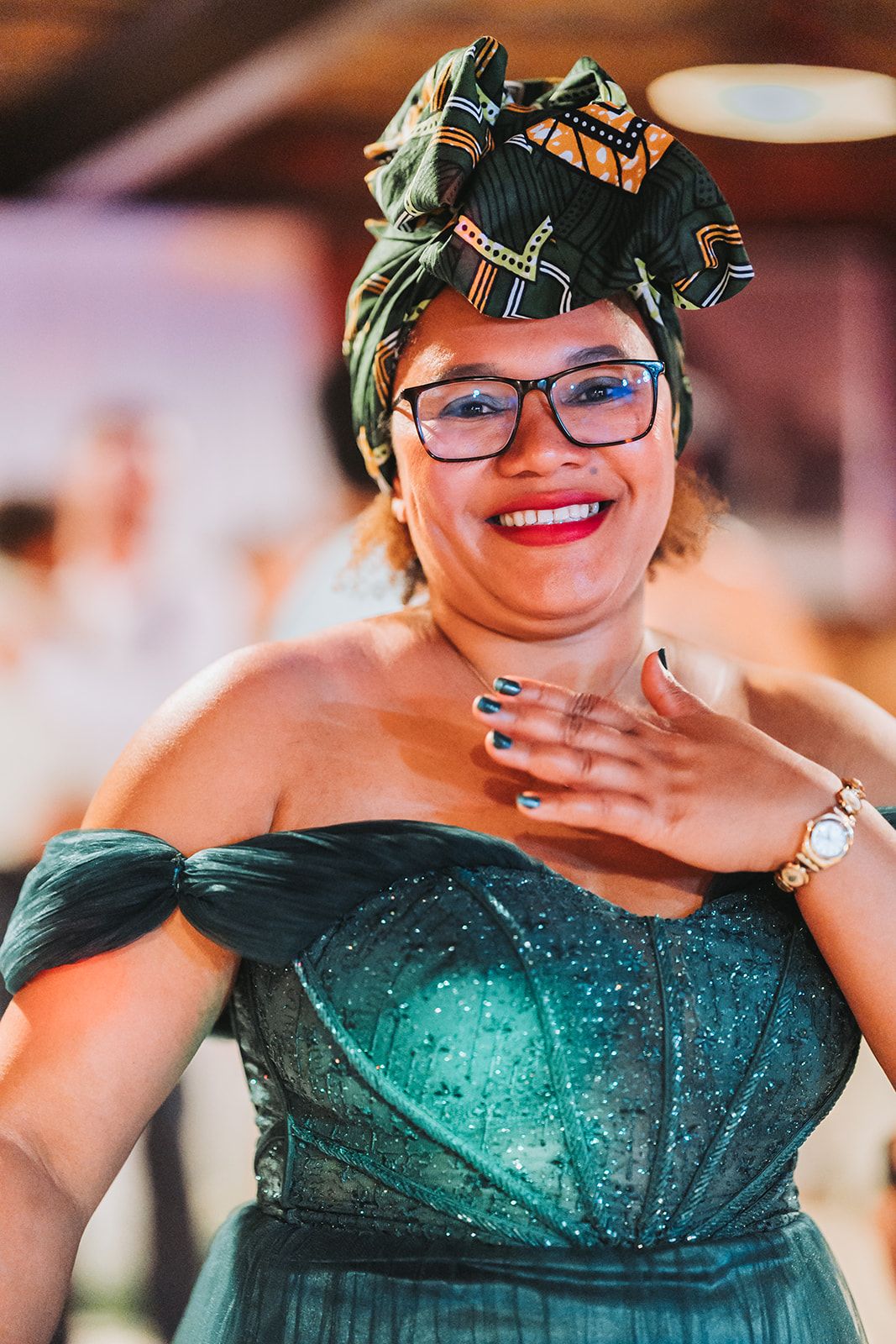 Invitée de mariage élégante, portrait naturel lors d'une réception de prestige en Belgique.