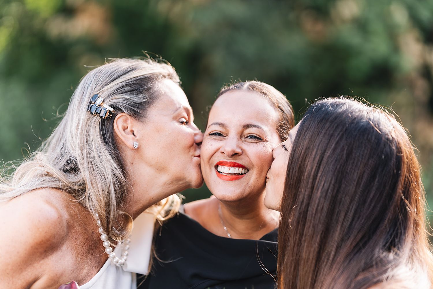 Portrait de groupe chaleureux, amies partageant un moment de bonheur avec la mariée.