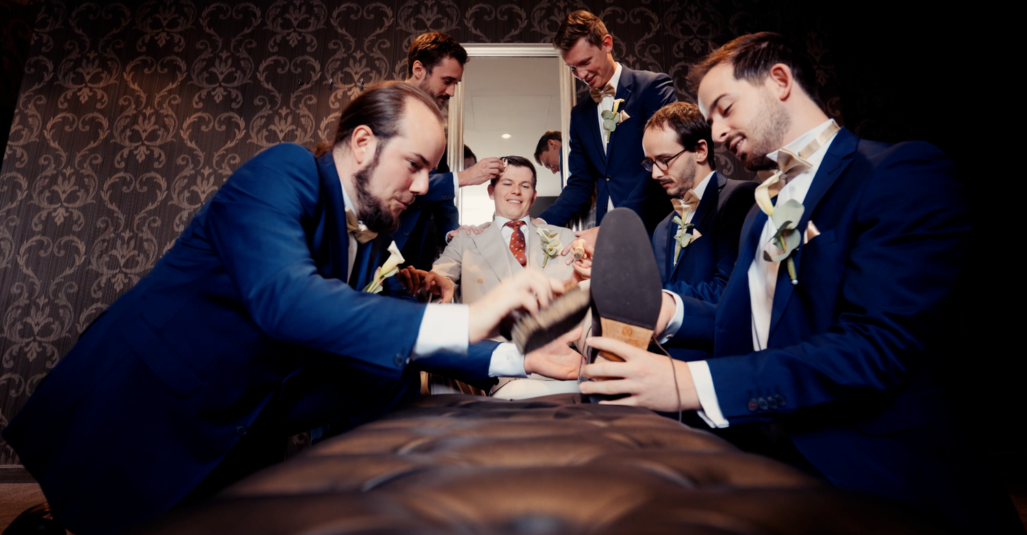 Photographie de mariage originale, marié et garçons d'honneur s'amusant pendant les préparatifs, Emax Production Belgique.