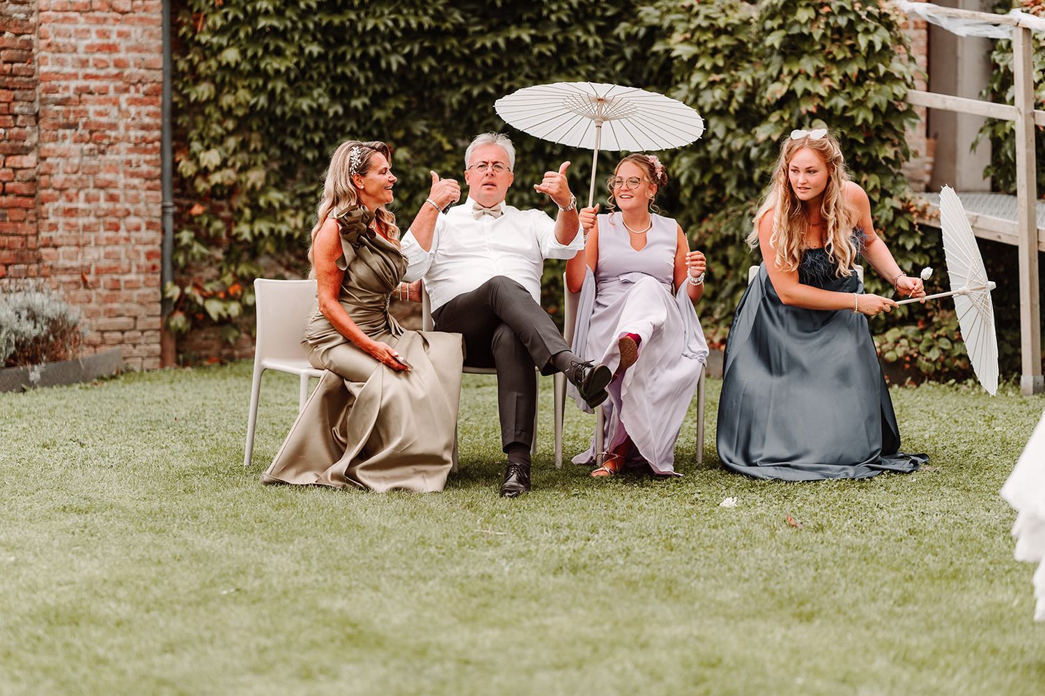 Reportage photo de mariage en extérieur, invités profitant du cocktail dans un domaine de charme en Wallonie.