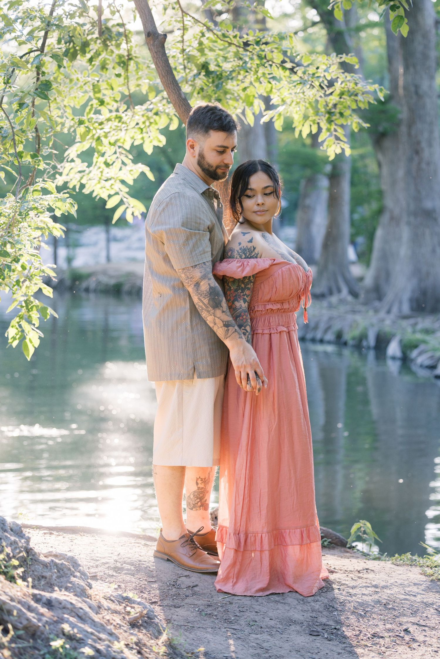 Romantic lakeside photography session featuring a couple in complementary spring colors.