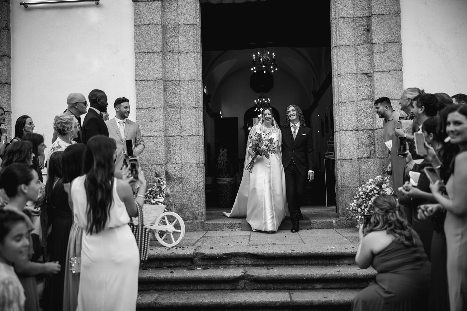 Fotografía natural de boda en Europa con estilo cinematográfico.