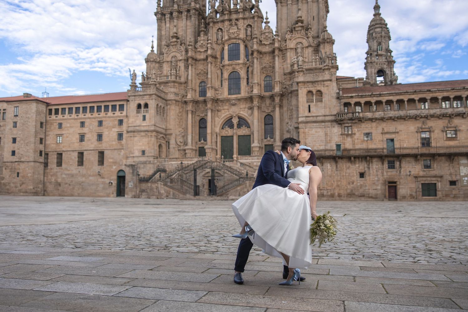 Pareja disfrutando de su sesión con fotógrafo de bodas en Galicia.