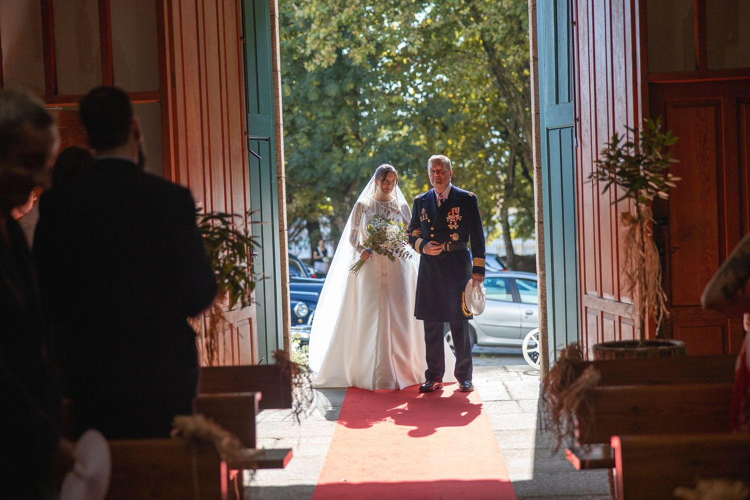 Fotografía natural de boda en Europa con estilo cinematográfico.