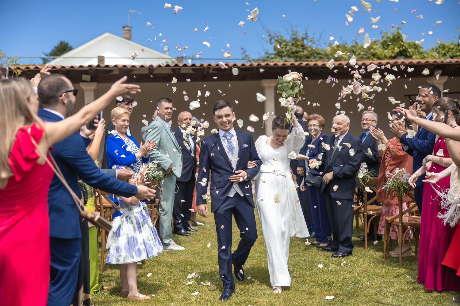 Momento espontáneo captado por fotógrafo de bodas en Galicia.