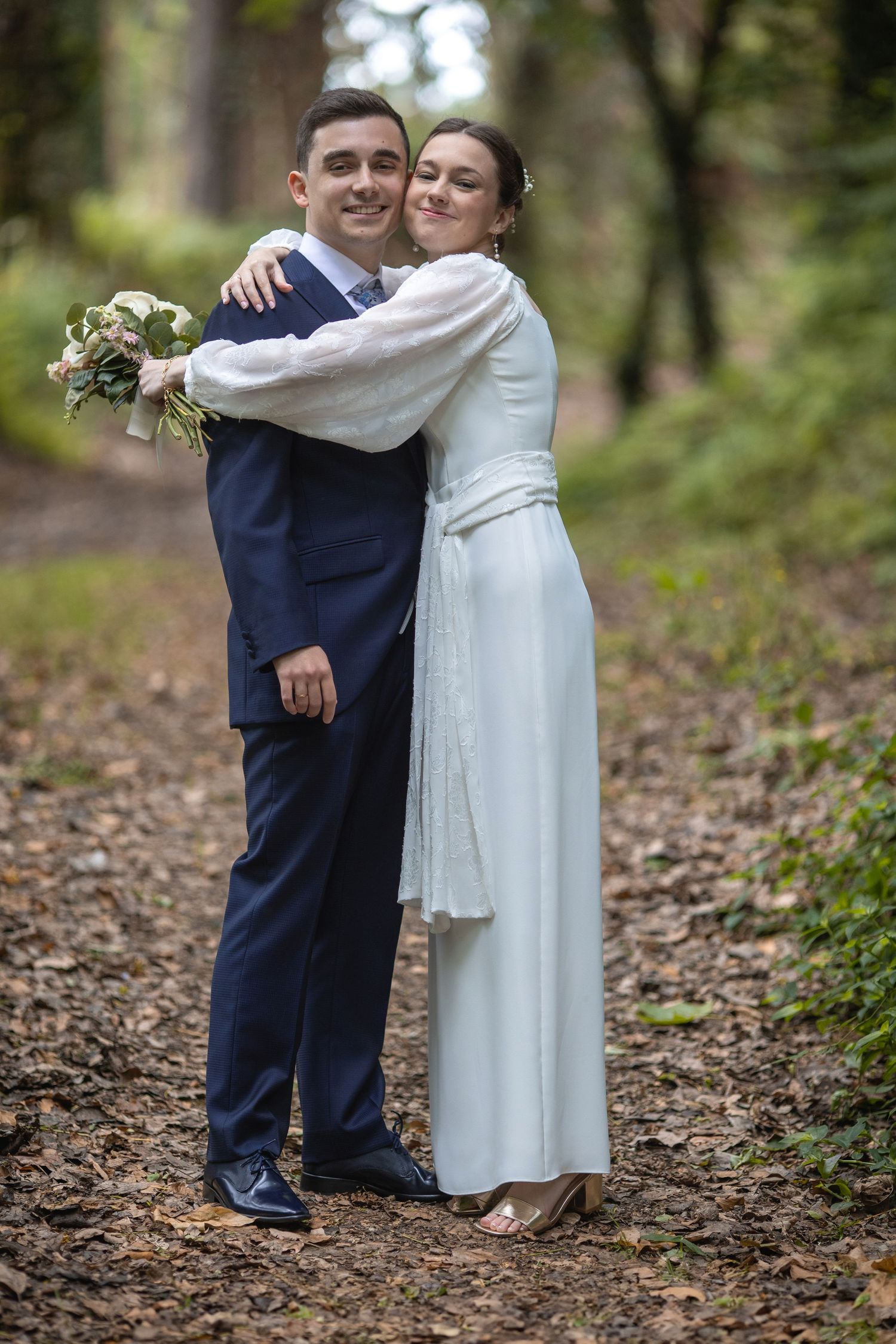 Momento espontáneo captado por fotógrafo de bodas en Galicia.