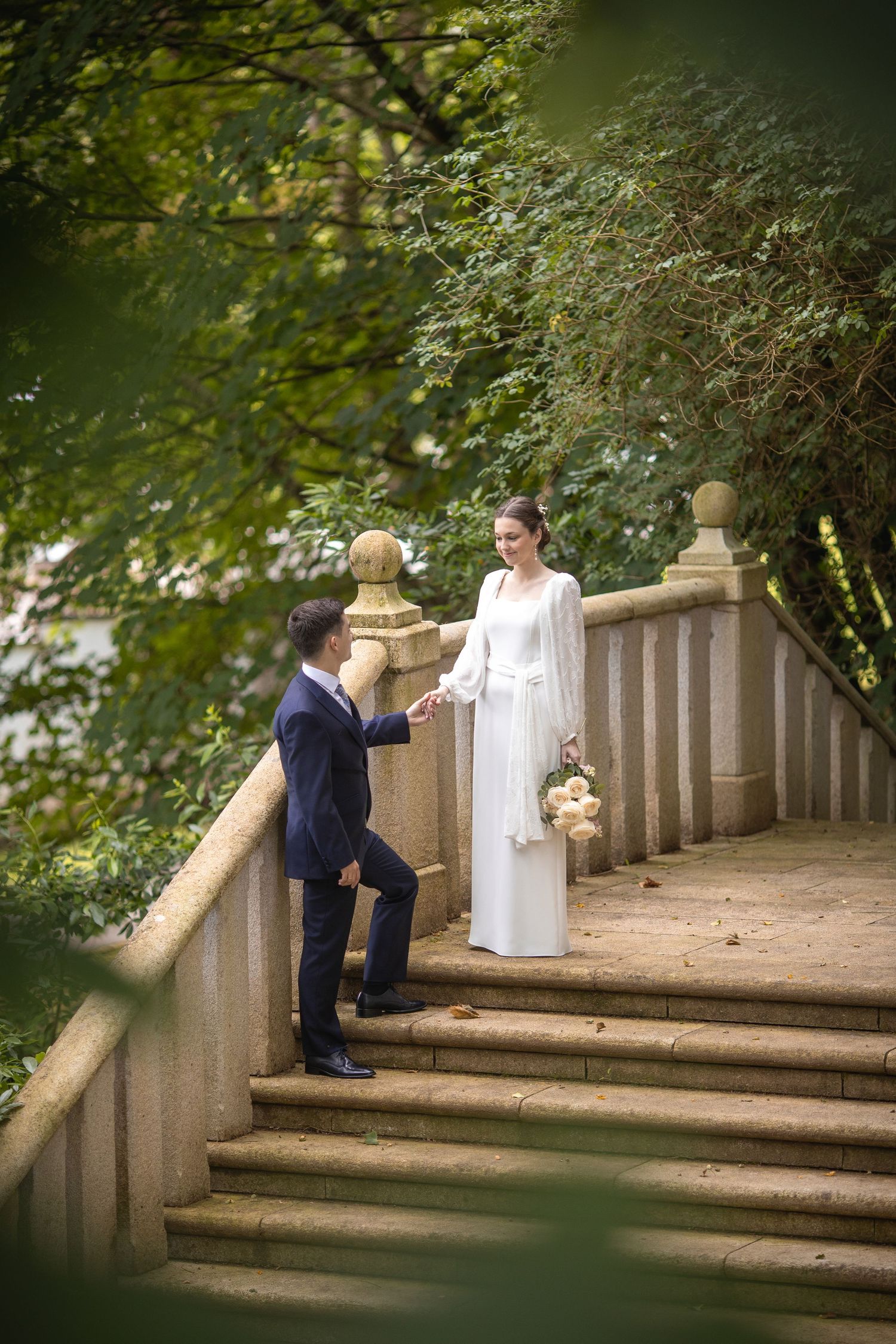 Momento espontáneo captado por fotógrafo de bodas en Galicia.