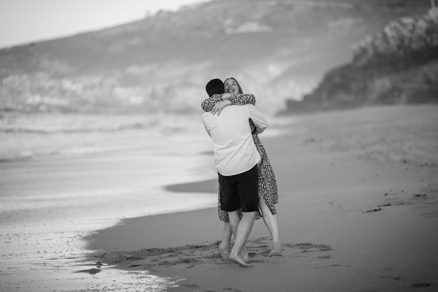 Pareja disfrutando de su sesión con fotógrafo de bodas en Galicia.