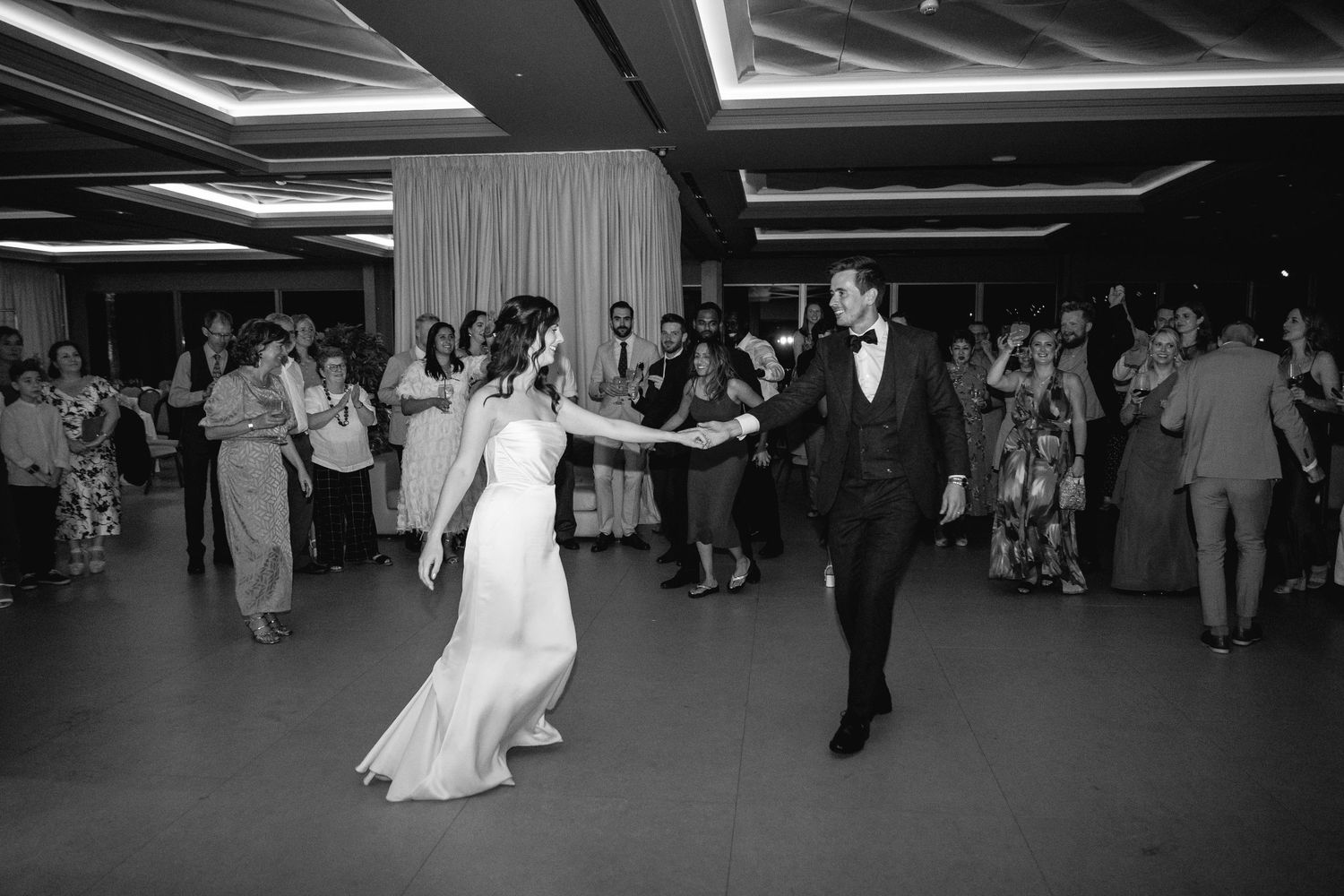 Fotógrafo de bodas en España capturando un momento íntimo entre la pareja.