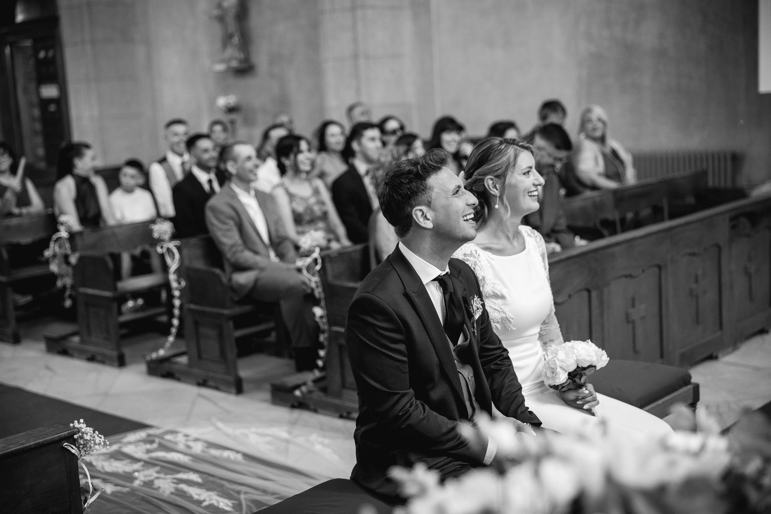 Fotografía natural de boda en Europa con estilo cinematográfico.