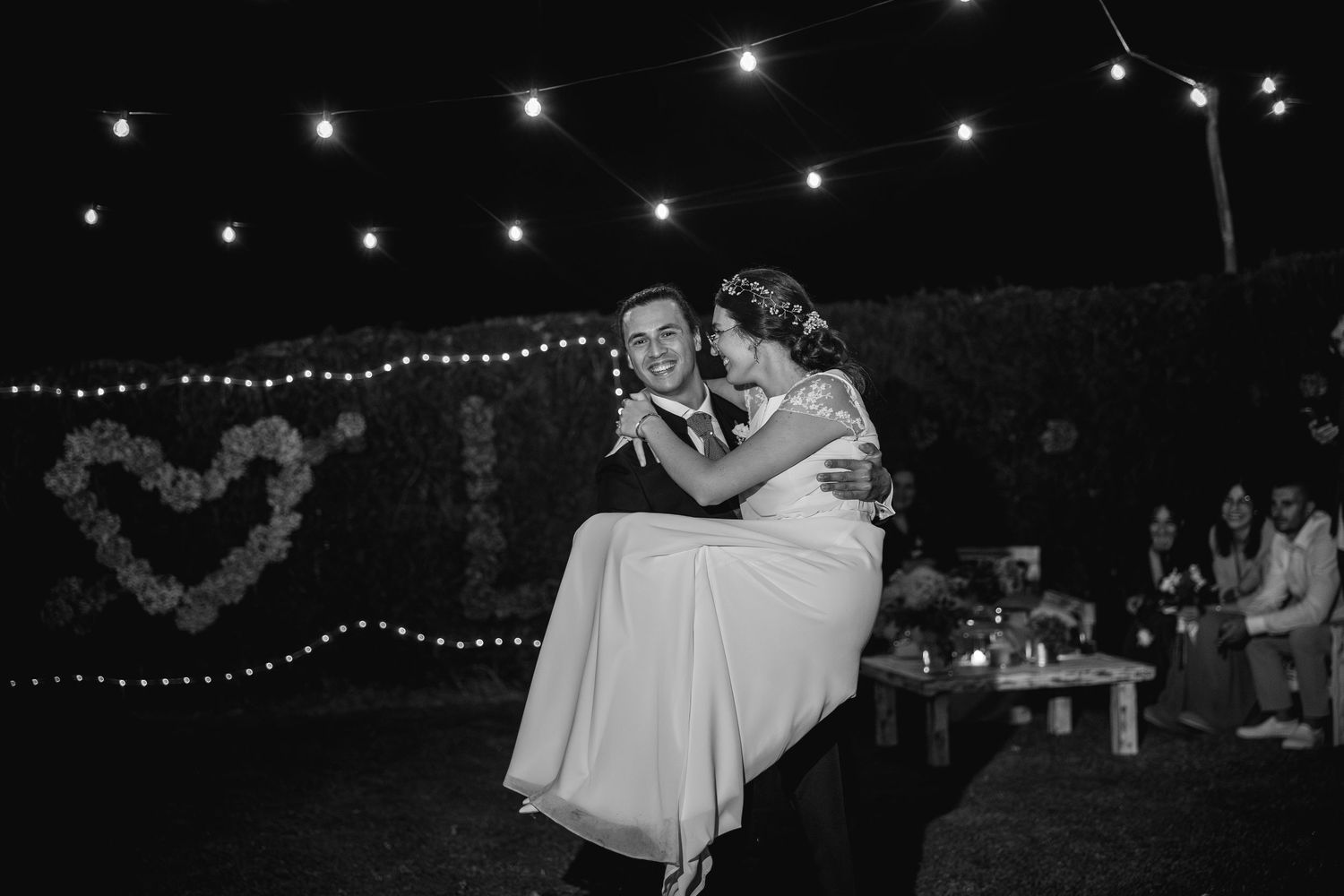 Fotografía natural de boda en Europa con estilo cinematográfico.