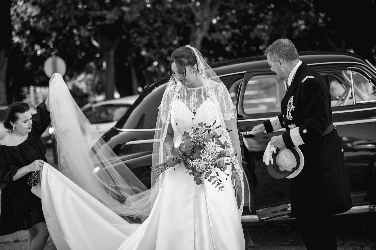 Fotografía natural de boda en Europa con estilo cinematográfico.