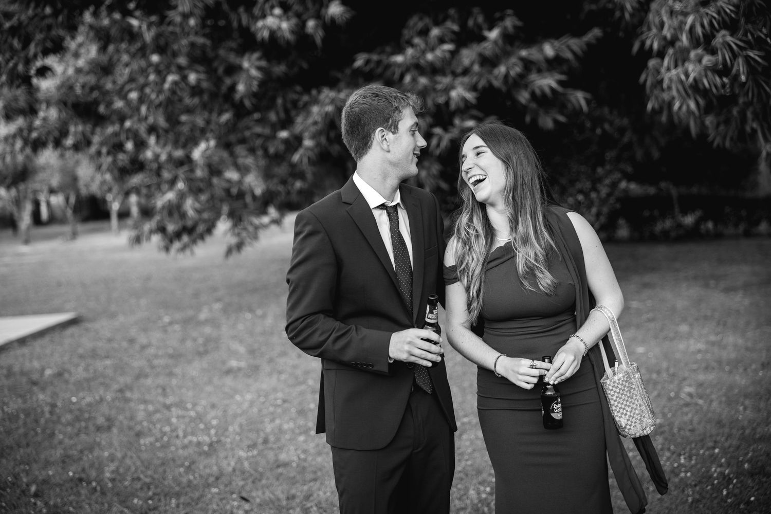Fotografía natural de boda en Europa con estilo cinematográfico.