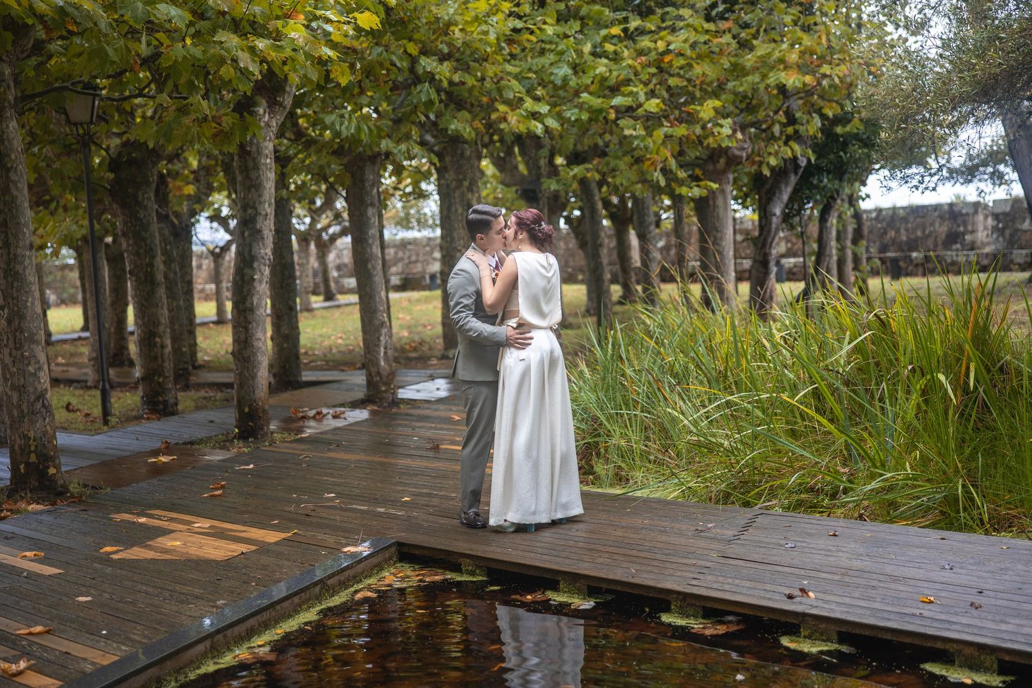 Pareja disfrutando de su sesión con fotógrafo de bodas en Galicia.